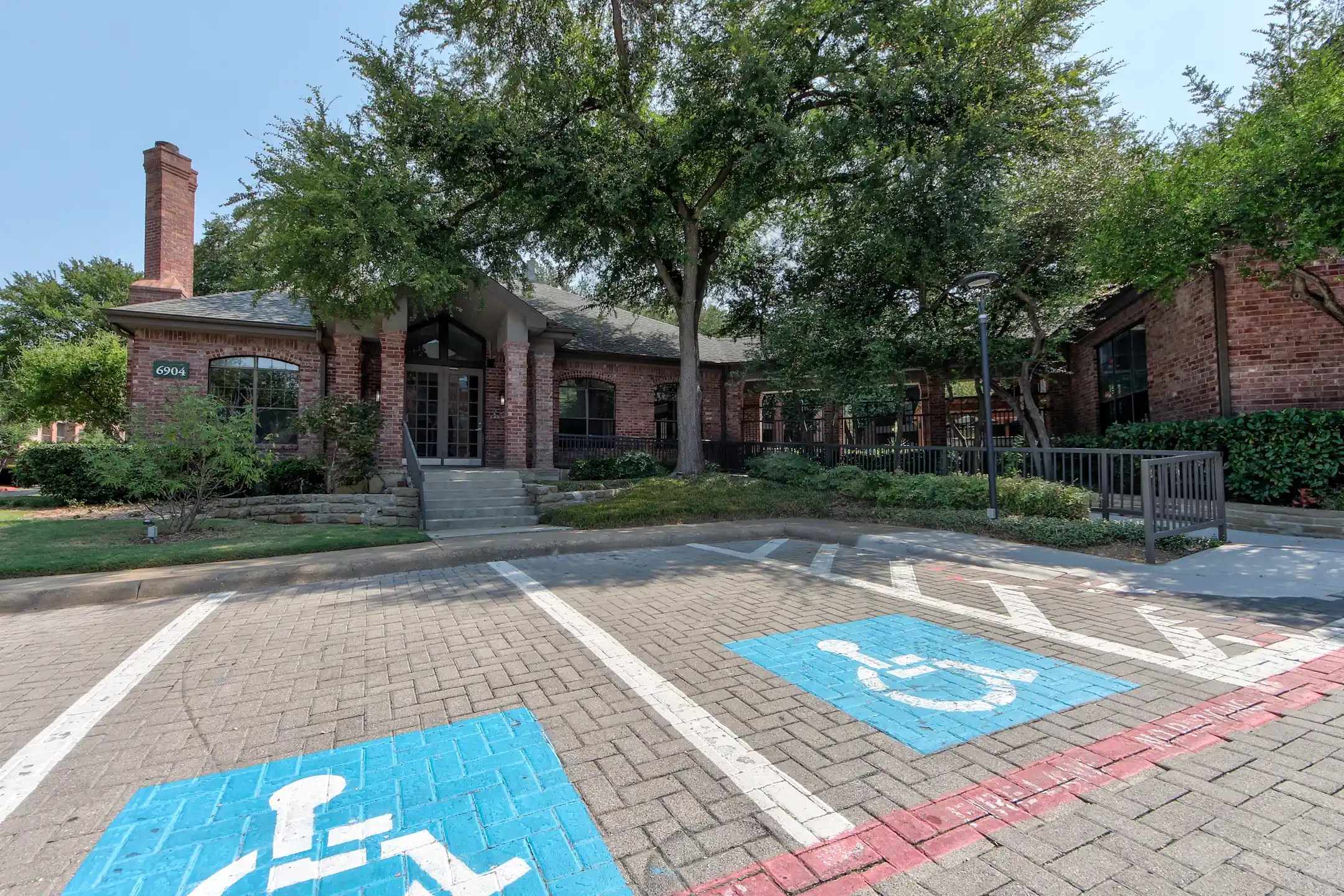 Oaks Hackberry Creek Apartments Irving, TX 75039