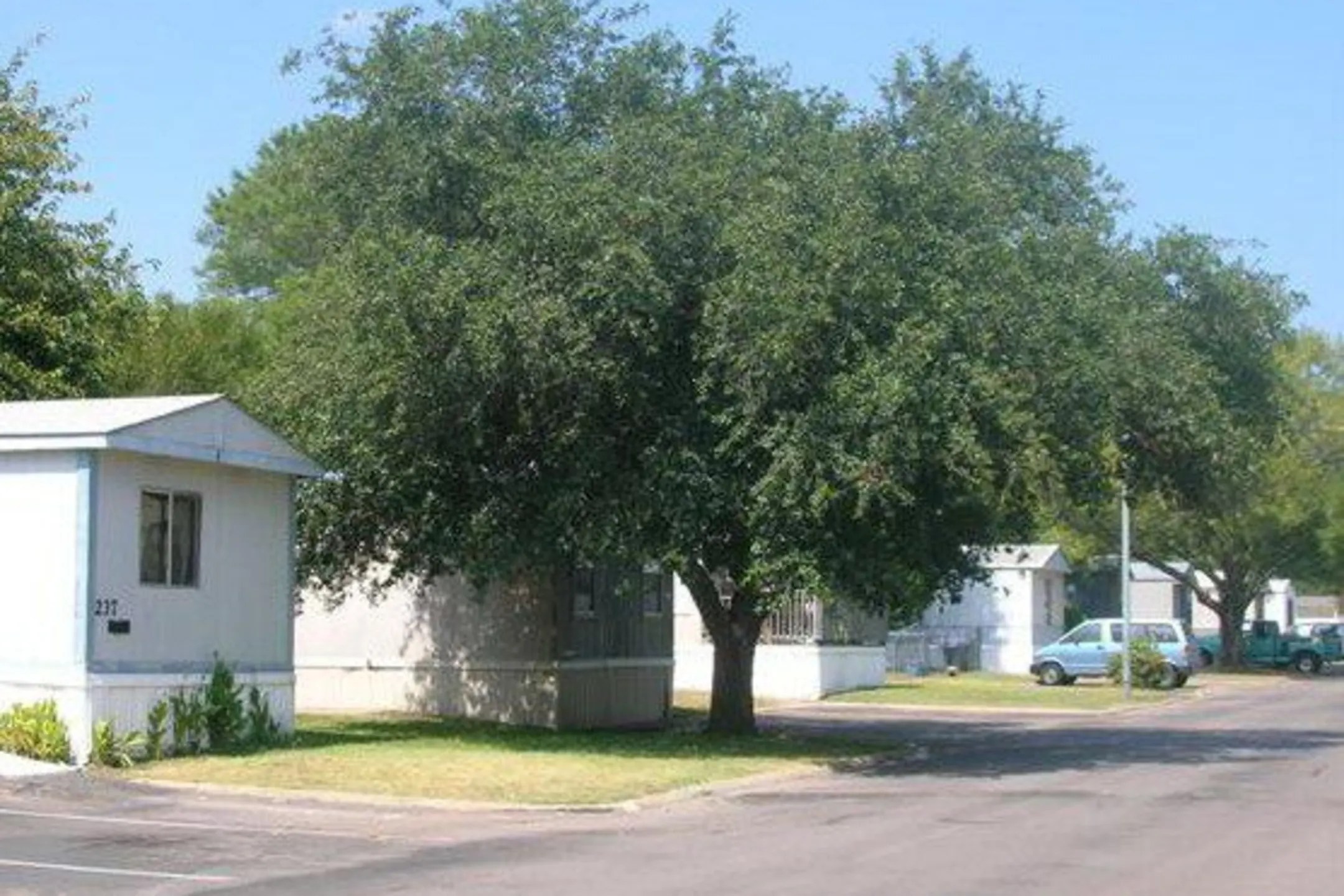River Oaks Manufactured Home Community Houses Wilmer, TX 75172