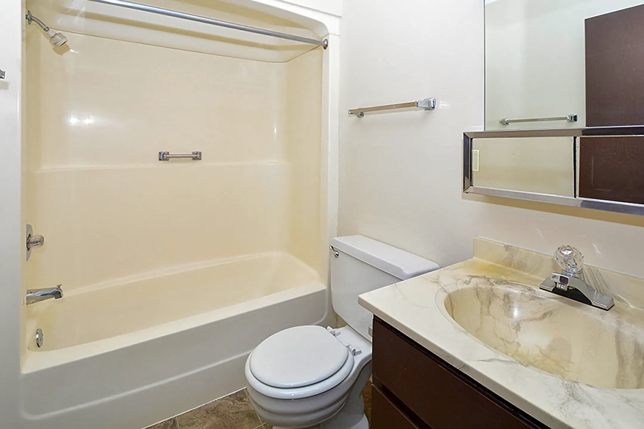 Eagle Pointe Apartments 2044 Oakdale Ave Saint Paul, MN Apartments