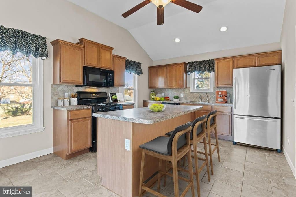 Occupancy on this beautiful townhome !!! Rent Ruby