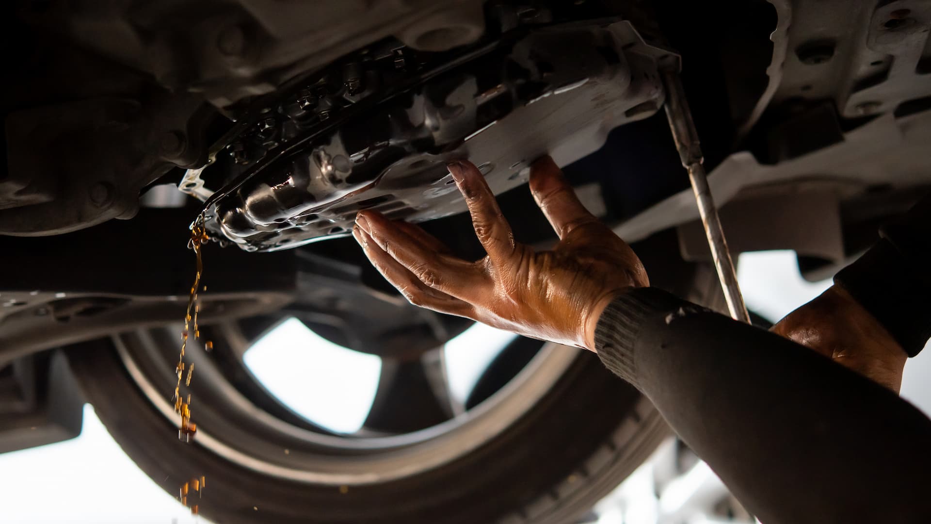 How to Fix a Transmission Gasket Leak? (+ Repair Costs) | AutoNation