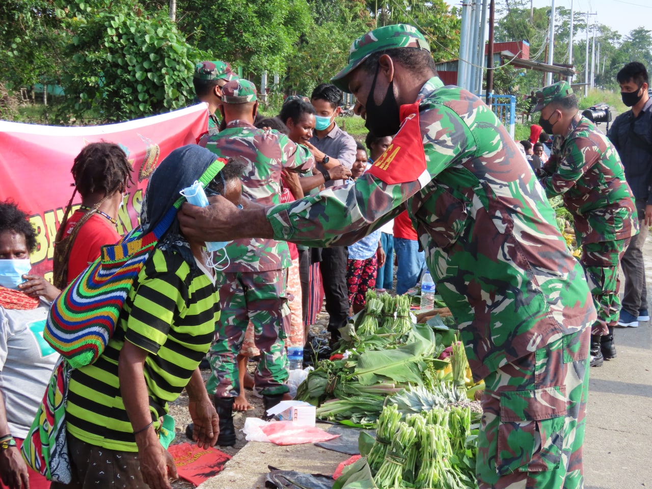 Koramil Kuala Kencana Bagikan Masker Kepada Mama Penjual Sayur