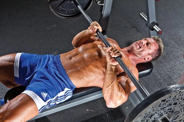 Triceps tebal dengan close grip press Reps Indonesia