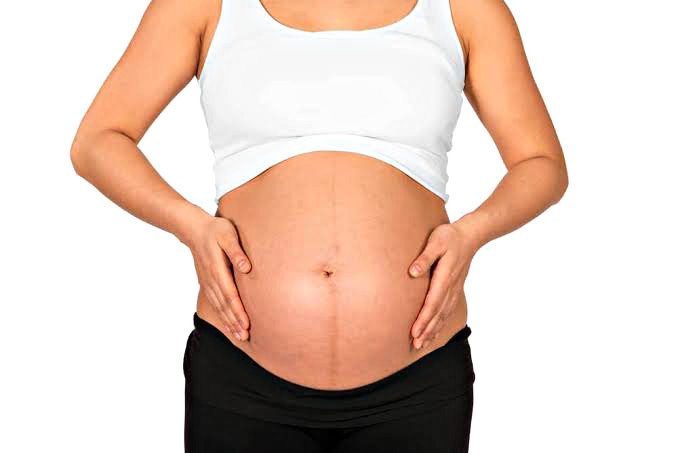 Here is What The Dark Straight Line On A Pregnant Woman's Stomach Mean