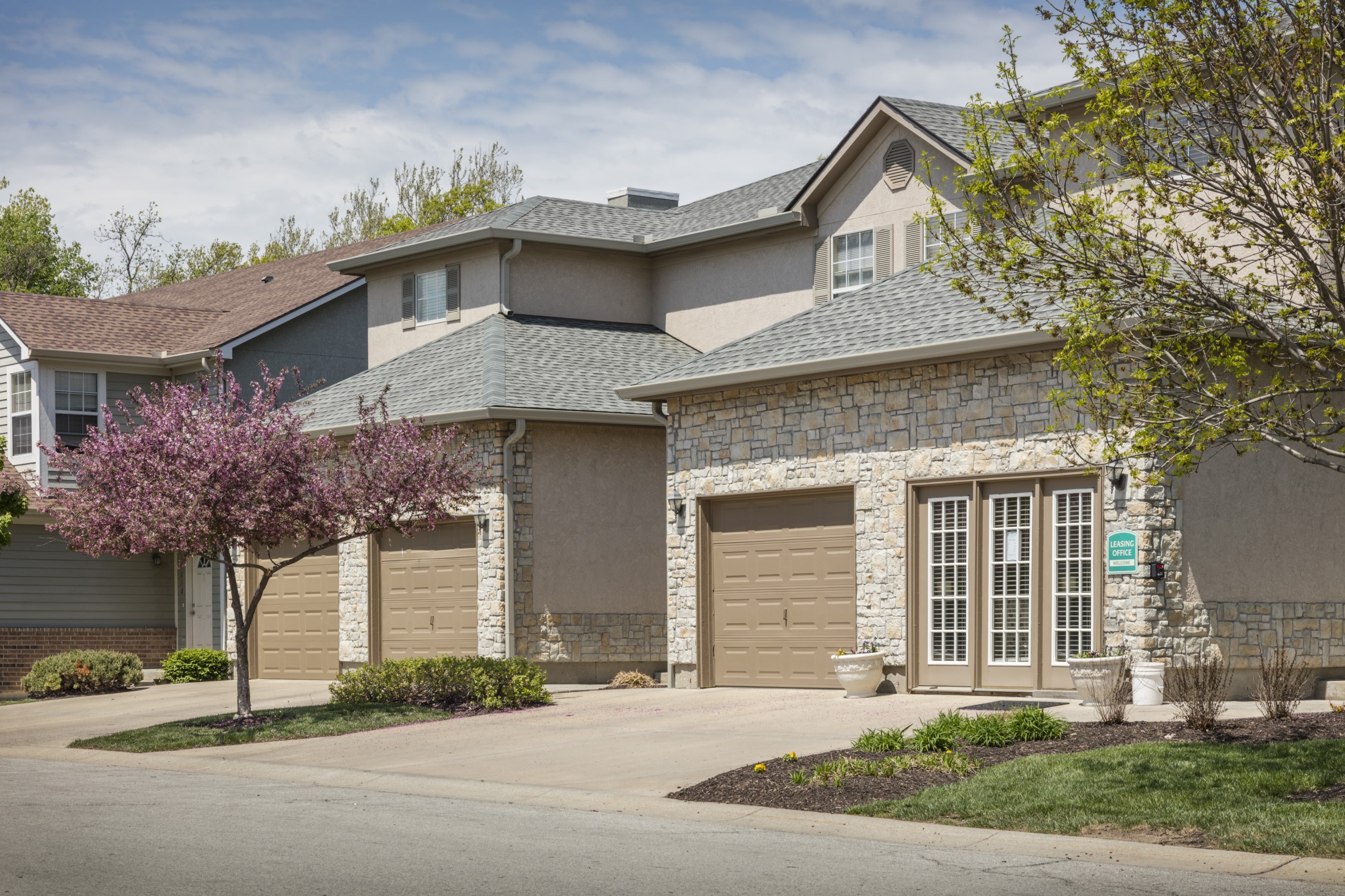 Pine Meadow Townhomes Shawnee, KS apartments for rent