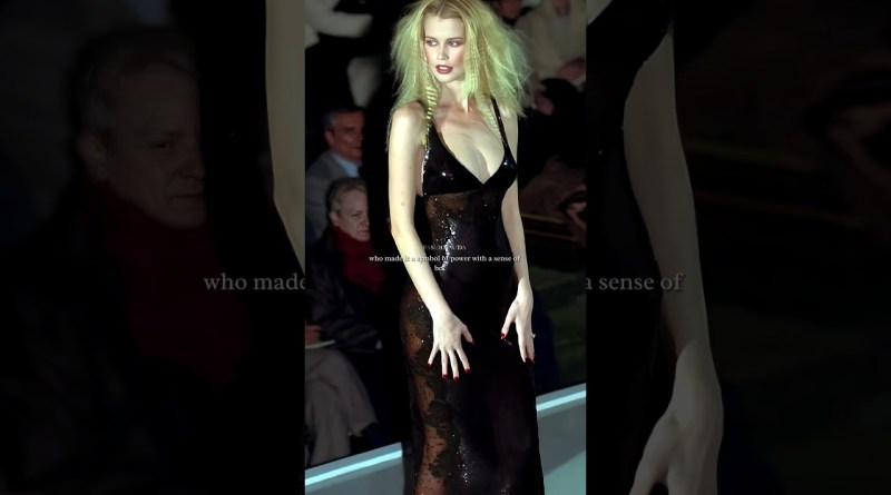 One of the most ✨😳iconic design by Versace 🥰🤌🏻 #fashion #fashionhistory #gigihadid #versace