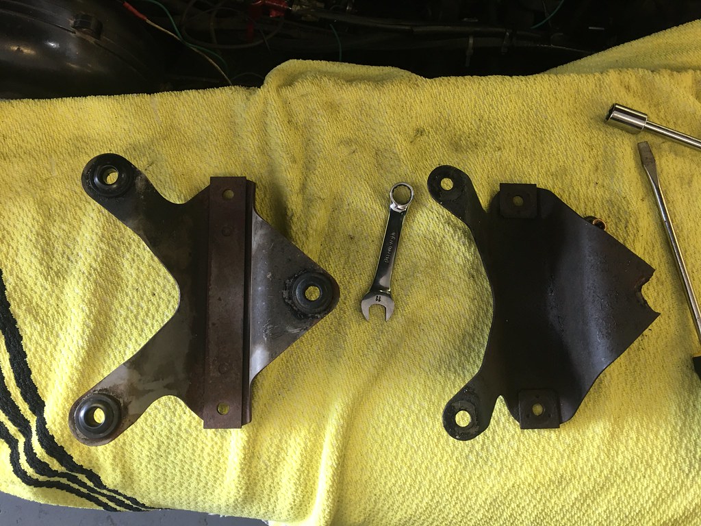 Citroen DS air cleaner bracket