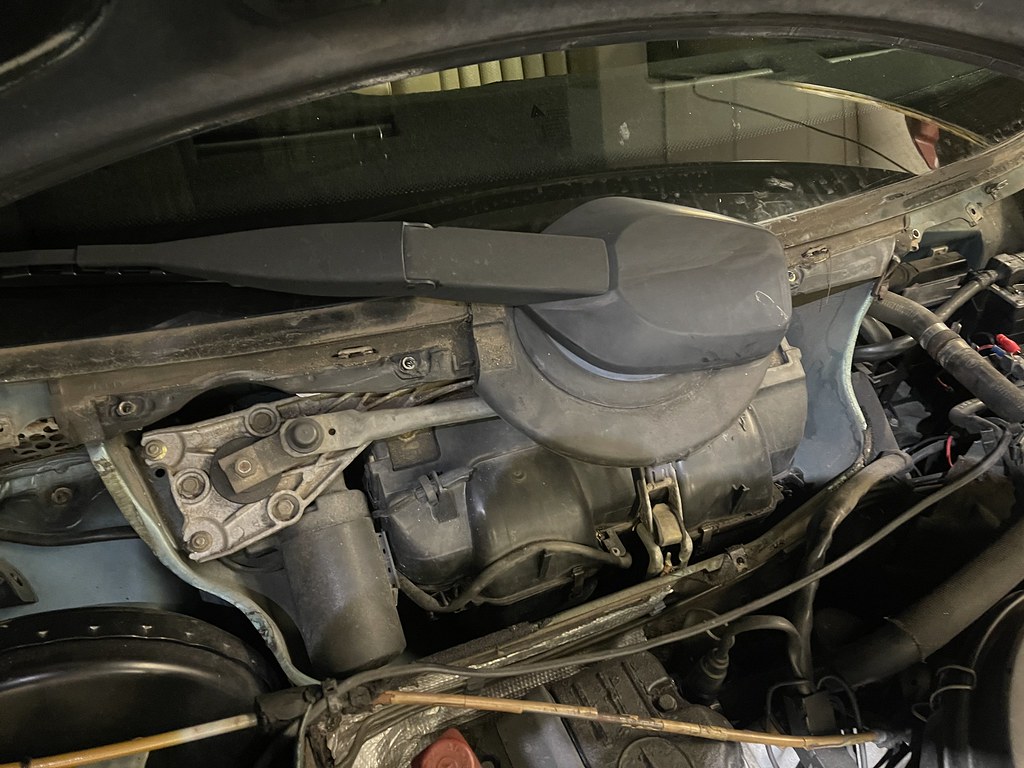 W124 Blower motor replacement – part 1