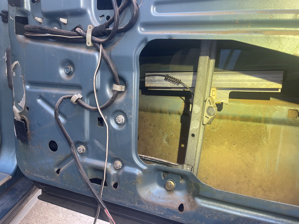 W124 rear window regulator