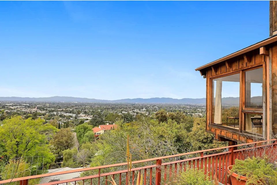 All the Upsides (and One Downside) to Lori Loughlin's New Home in