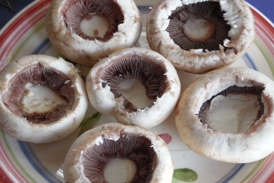 Prepara portobellos rellenos con queso azul cookcina