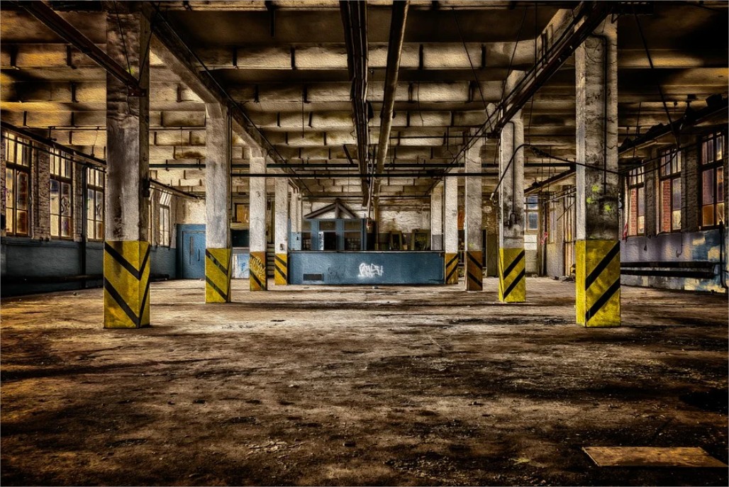 Zoom sur le bâtiment industriel et ses diverses
