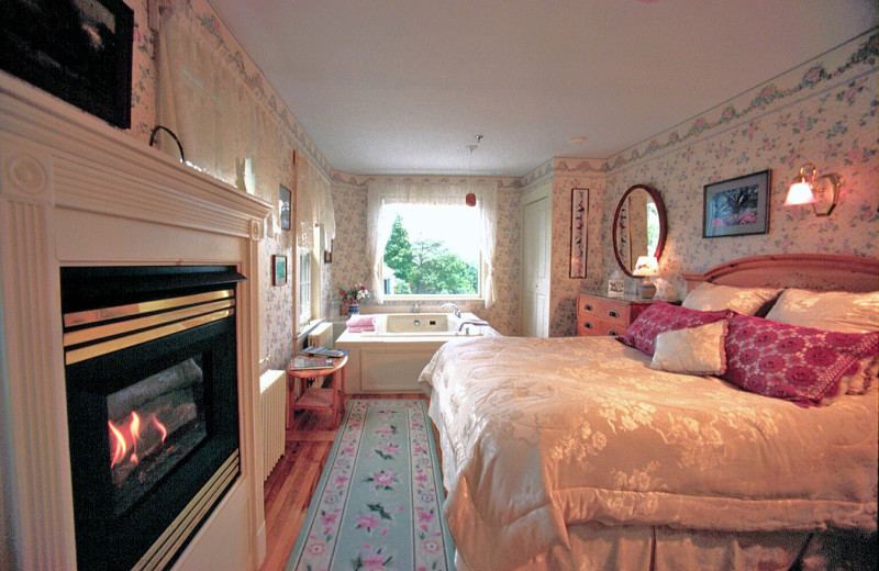 Farm by the River Bed & Breakfast with Stables (North Conway, NH