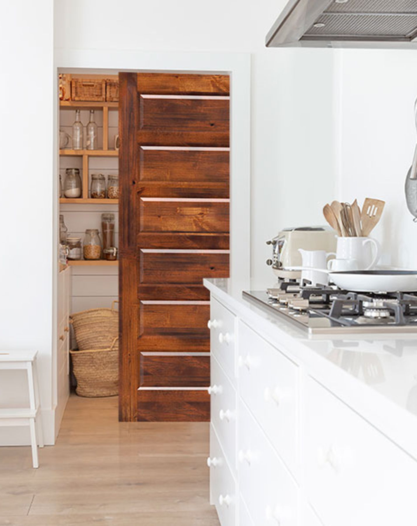 What's the Difference Between Barn Doors & Pocket Doors? Barn Door