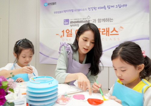 "유한킴벌리, 환아들에 아기물티슈 ‘닥터마밍’ 기부와 재능기부활동 펼쳐" 헤럴드경제