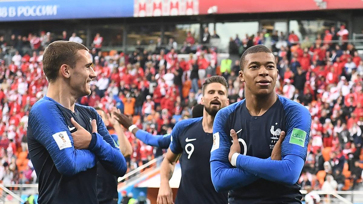 WM 2018 FrankreichStürmer Kylian Mbappe imitiert mit TorJubel