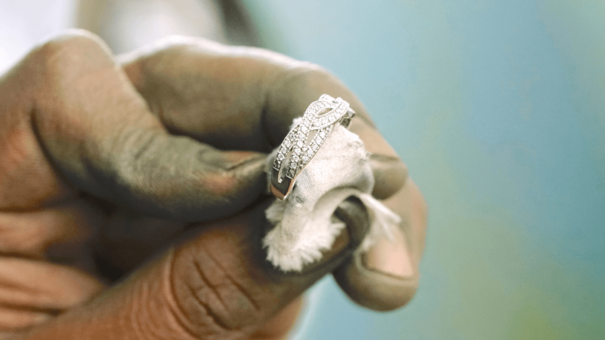 5 Tips for Jewelry Retailers to Sell Jewelry Cleaning and Restoration