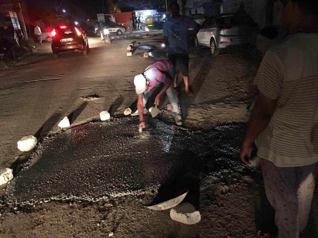 Residents fill up potholes by themselves; shame on you, BBMP! 5 Residents fill up potholes by themselves; shame on you, BBMP! 5