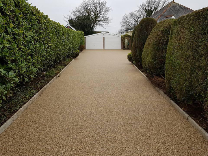 A Guide to Cleaning Resin Bonded Slab Driveways for Easy Maintenance
