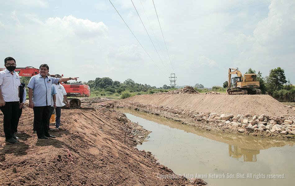 Pencemaran bau di Sungai Gong Astro Awani