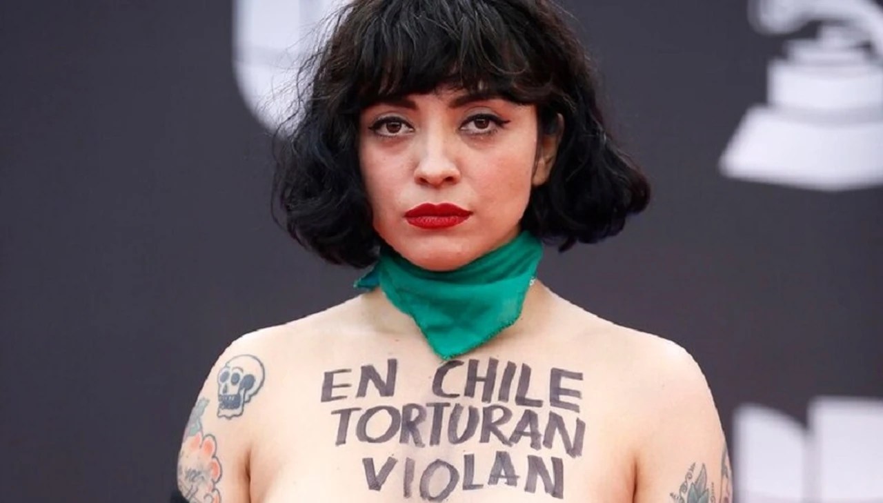 Mon Laferte y Chile: por qué se desnudó la cantante en Latin Grammy
