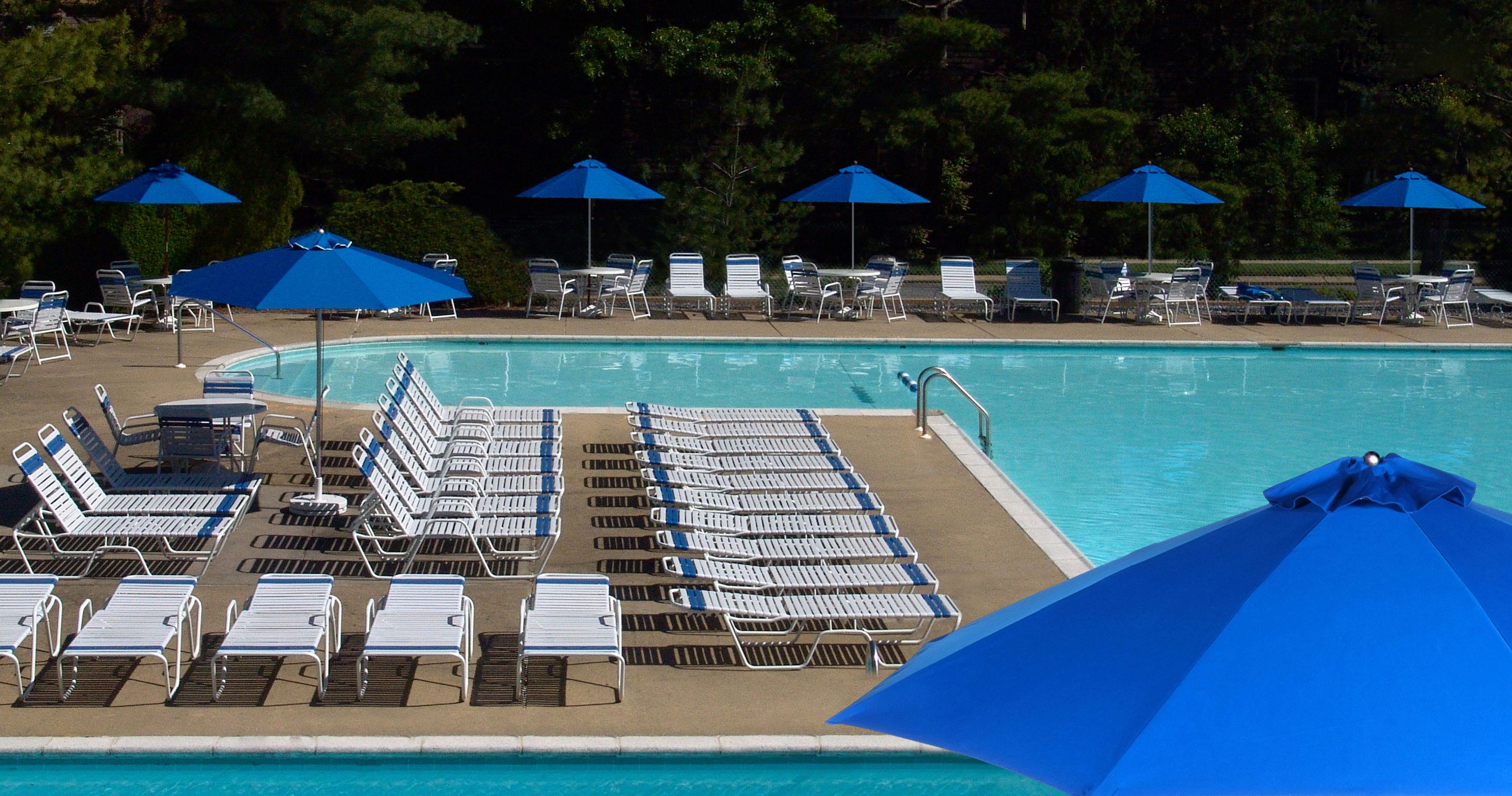 37+ Poolside Outdoor Pool Furniture Pics // Outdoor Furniture