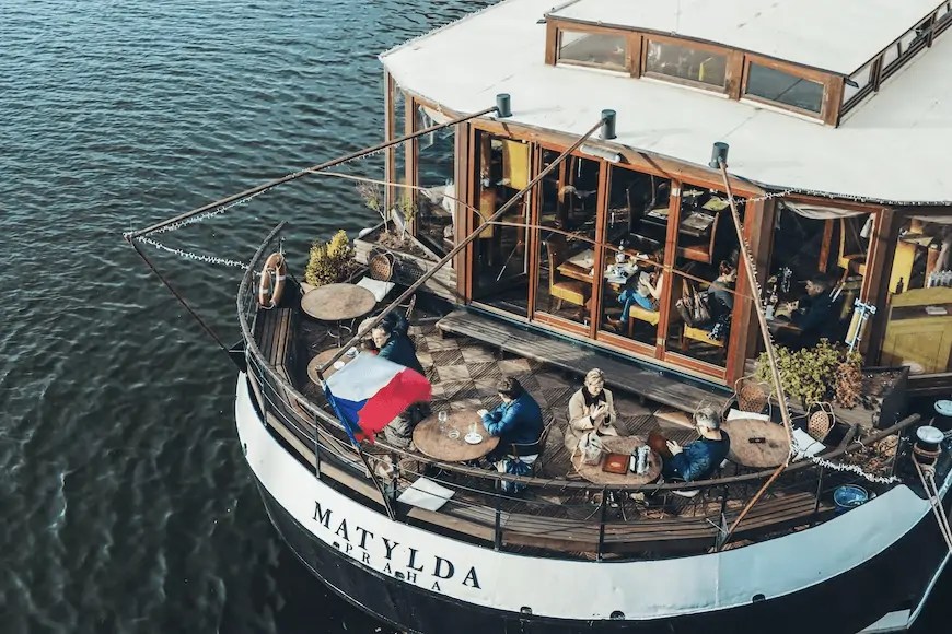 7 tips for opening a floating restaurant on a boat