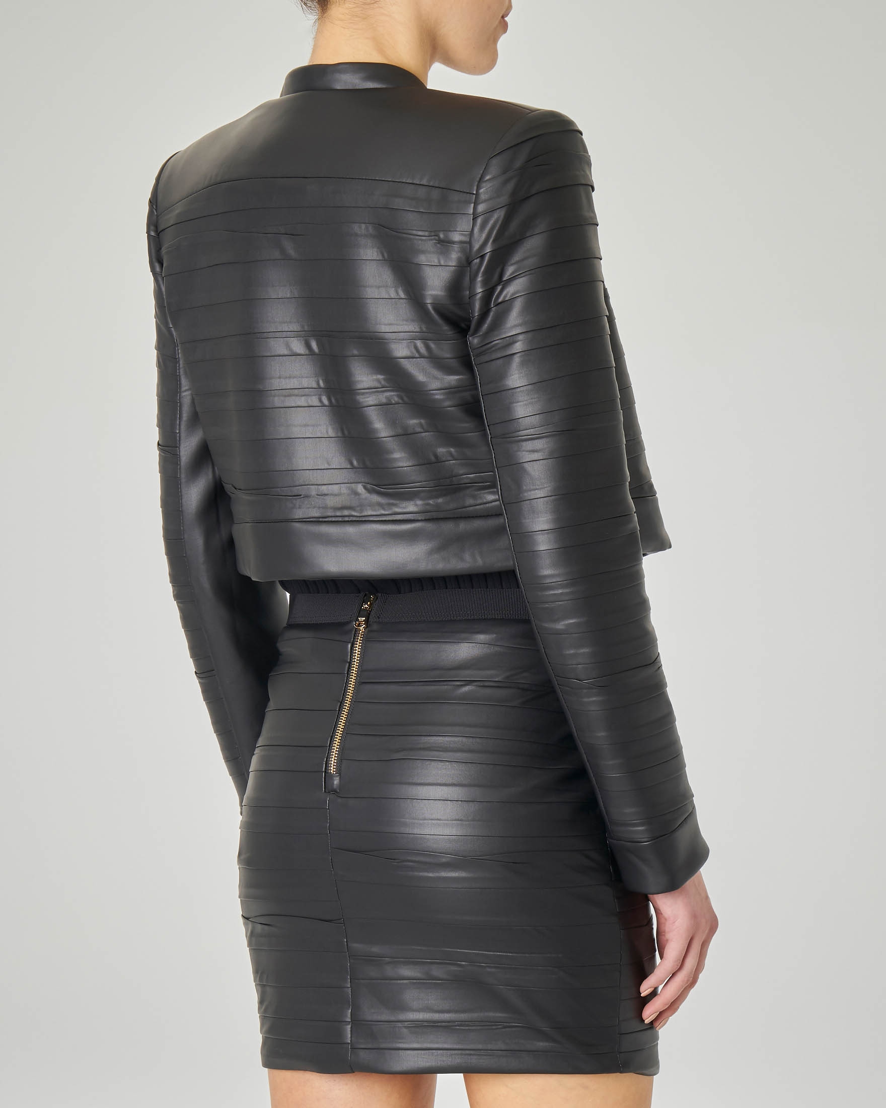 Giubbino corto nero in ecopelle effetto goffrato modello