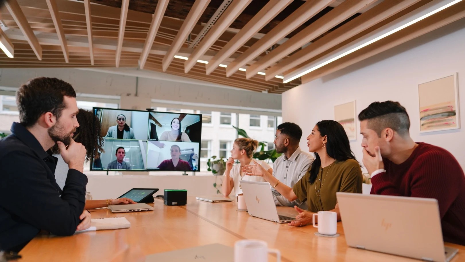 Modern Workspace Navigating Collaboration in the Hybrid Office