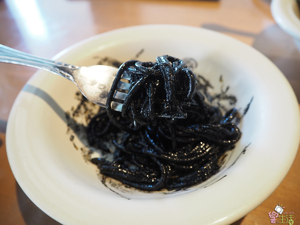 食記》關島美食。 卡布里喬莎 Capricciosa 義大利餐廳 – 好吃墨魚麵 Squid Ink Spaghetti
