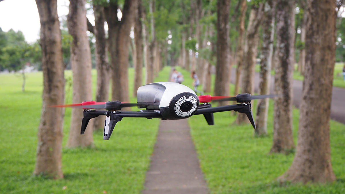 評測》派諾特 Parrot Bebop 2 入門級空拍機 開箱實測｜操作簡單｜FPV頭戴超有趣