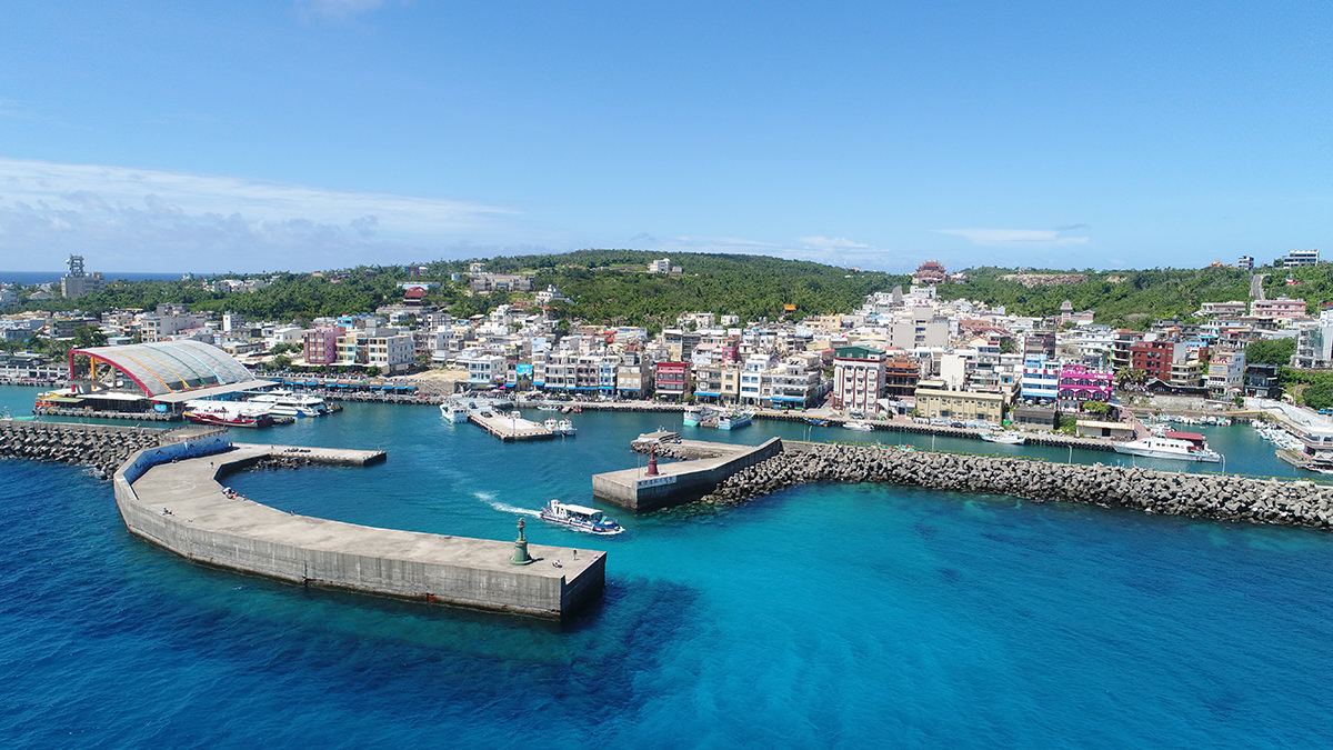 屏東》酷夏玩小琉球 ｜自然也民宿｜空拍畫面將無限寬闊海景盡收眼底