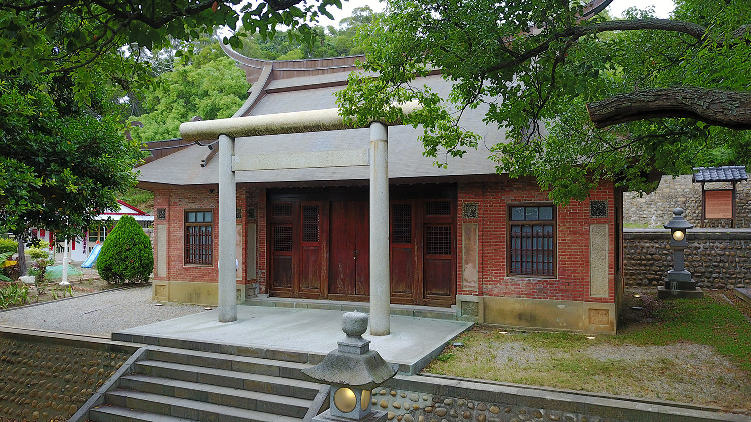 苗栗》鄰近虎頭山公園 – 日治時期 通霄神社｜豐富教育題材歷史建築