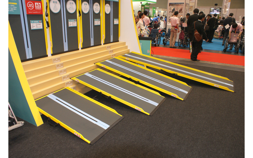 【バリアフリー14】住友ゴム工業、車いす用可搬形スロープ ダンスロープ ライトスリムを展示…より軽く、より安全に 4枚目の写真・画像