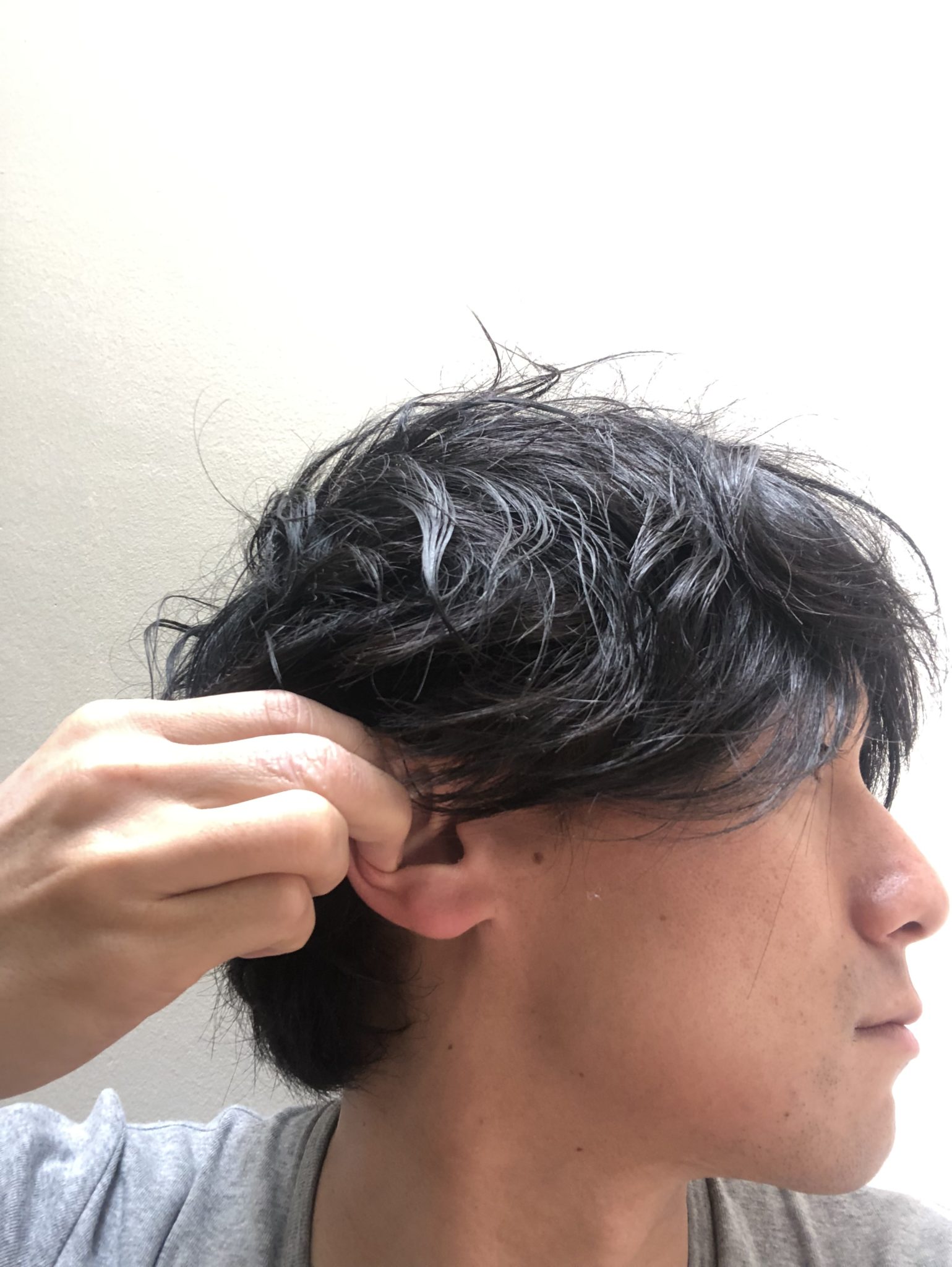 耳を引っ張る美容、健康法