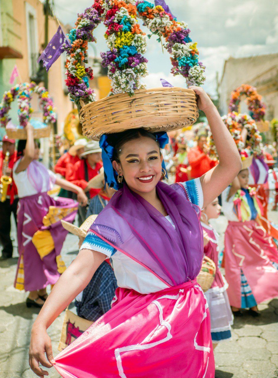 Turistas disfrutaron de tradición y color con el desfile de mojigangas