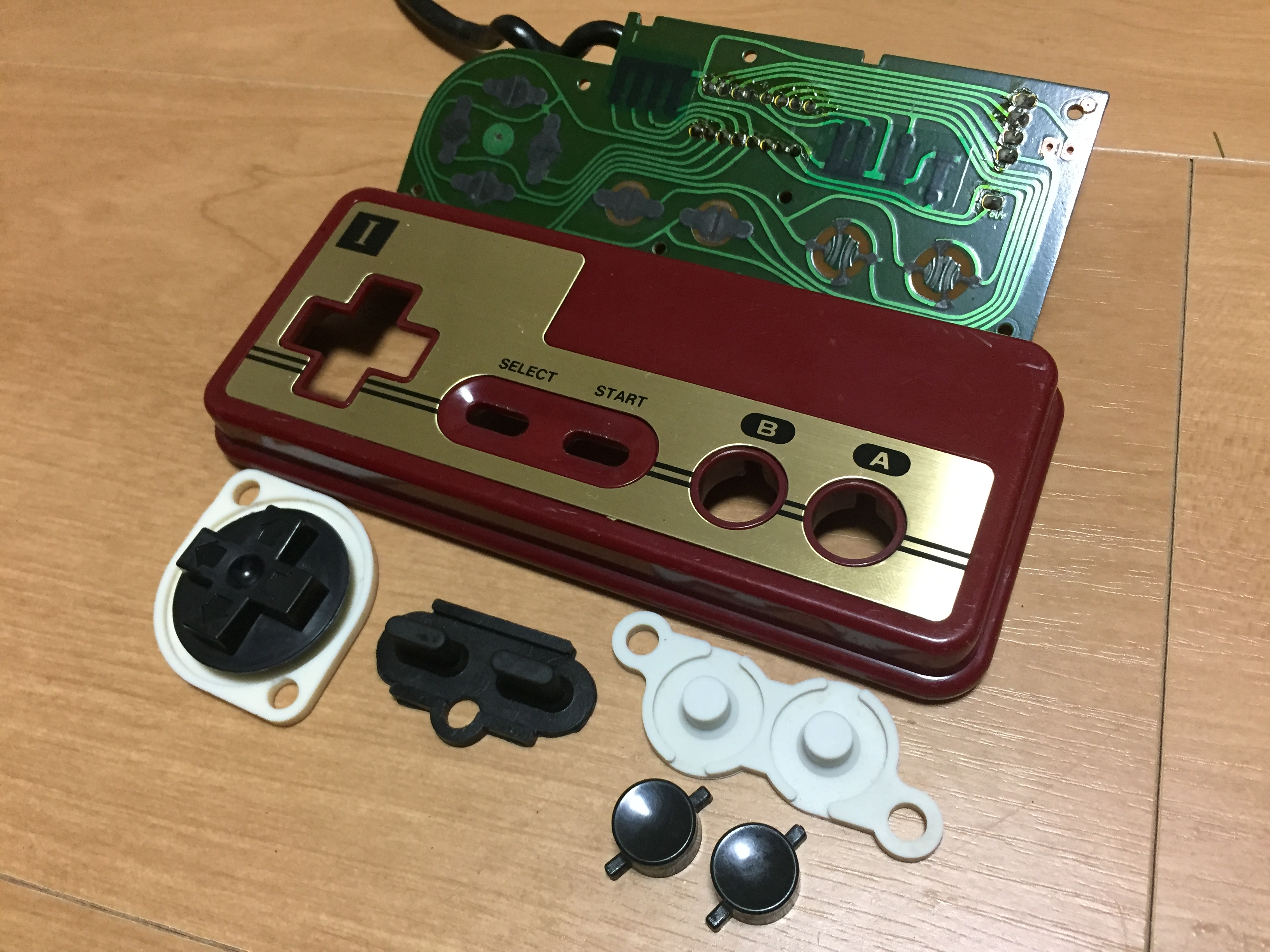 初代ファミコンのコントローラーのゴム製四角ボタンはレア？！初期製造分の違い れとろとろ ゲームブログ