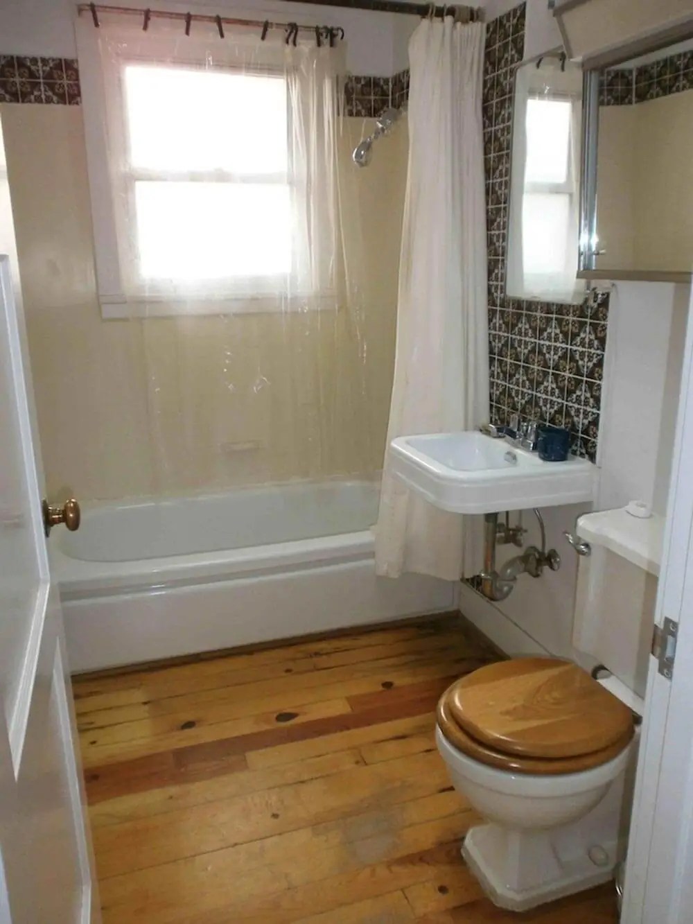 Cindy waits 28 years for her sunny retro bathroom remodel Retro