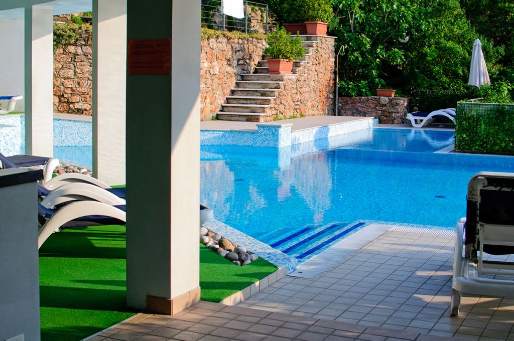 8 Advantages of Installing Artificial Turf Around Pools & Hot Tubs ReTurf