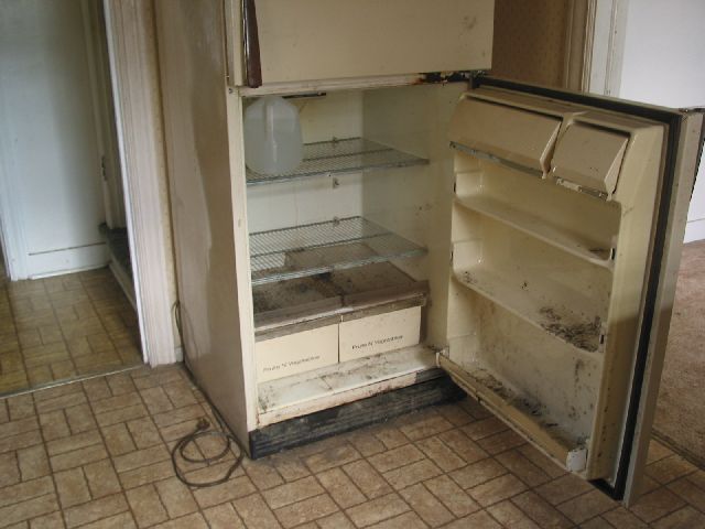 How to Clean Mold From a Refrigerator Revere Ware Cookware