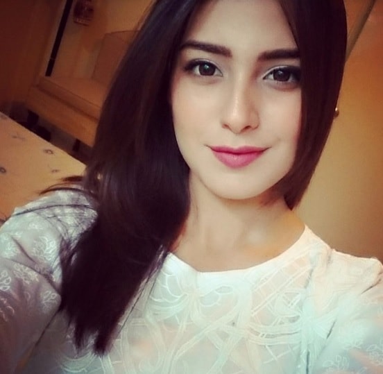 Iqra Aziz Biography, Age, Dramas, Projects, Pictures