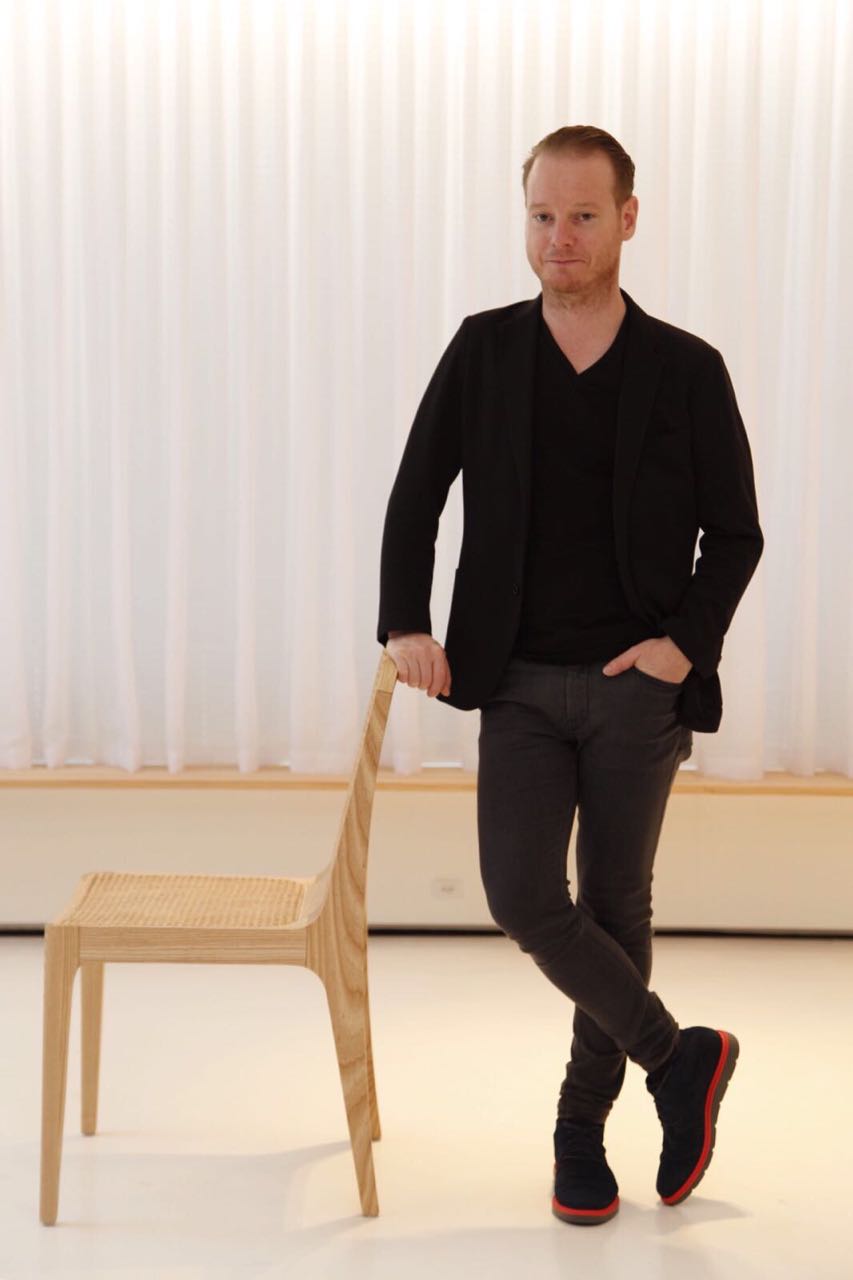 Jader Almeida lança versão comemorativa da cadeira Bossa Revista ÁREA