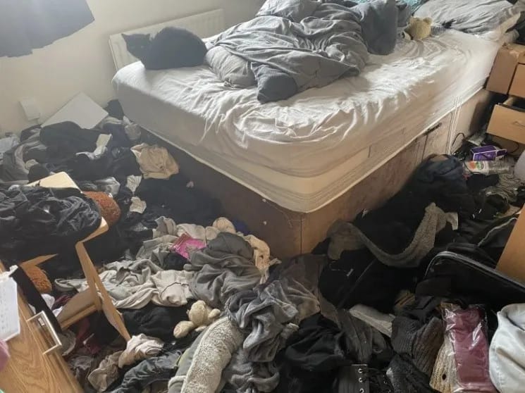 Una mujer ganó el premio a la habitación más desordenada del mundo