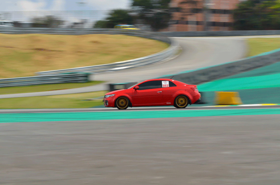 Carros de rua e de pista, acelerando juntos Track Day em Interlagos