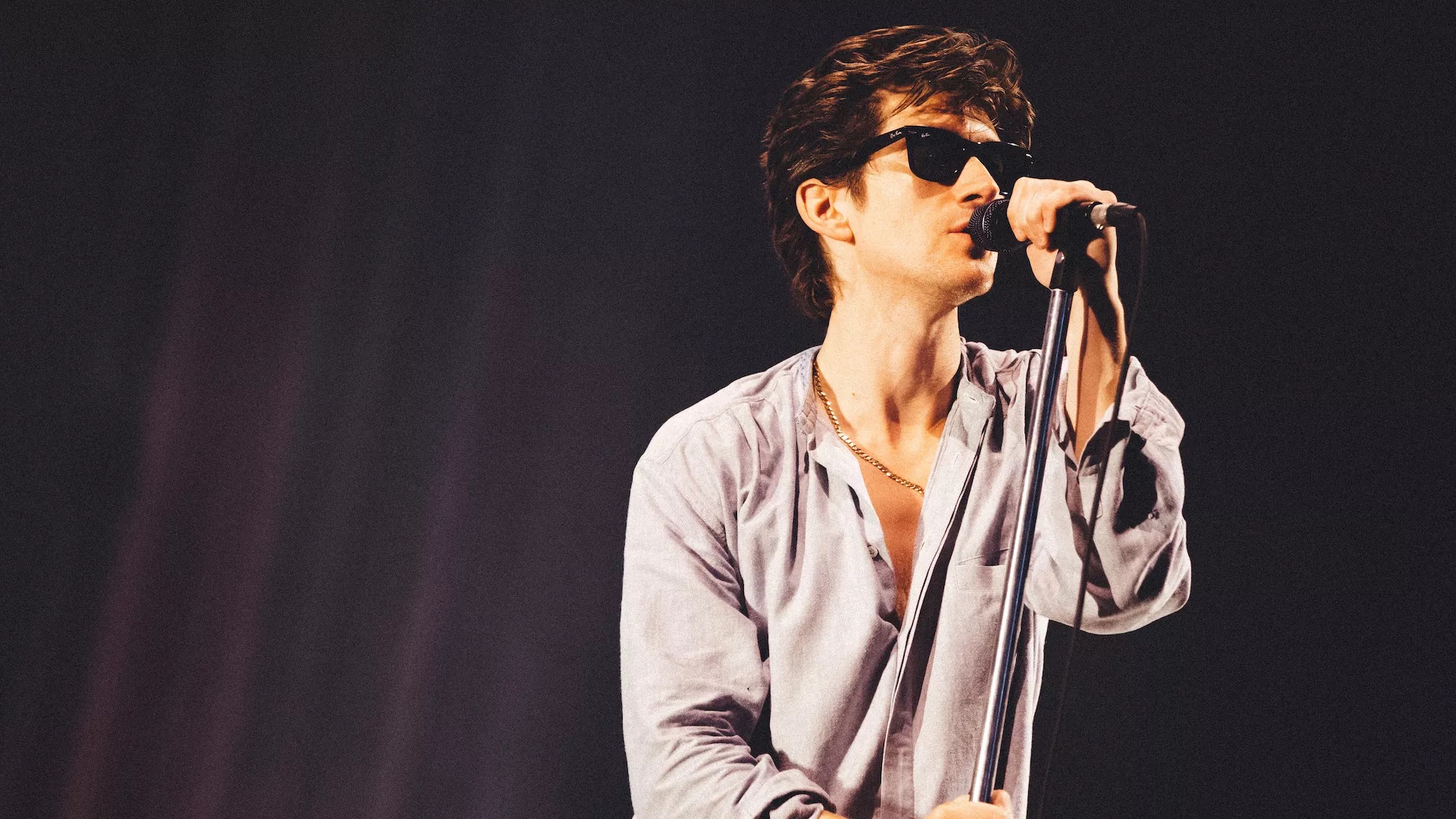 Alex Turner fue el encargado de cantar en el primer baile de una pareja
