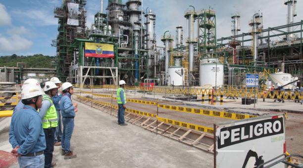Refinería de petróleo de Ecuador paraliza actividades por precaución