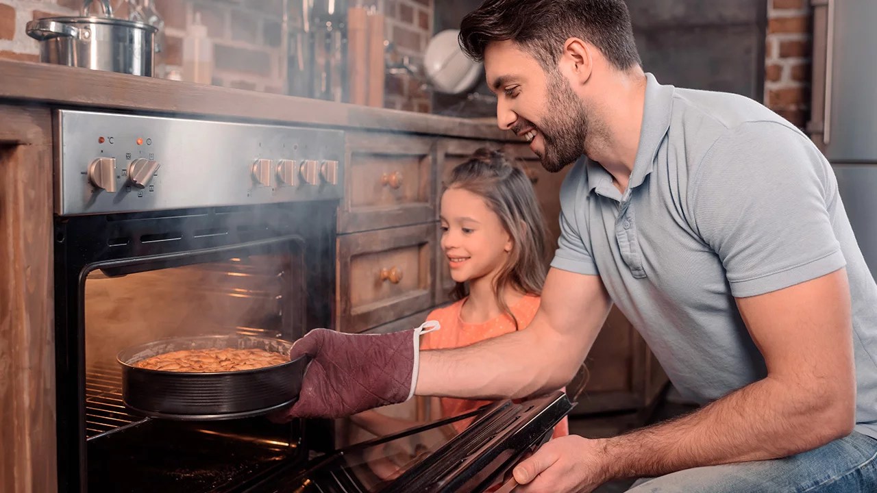 Arriba 65+ imagen como hornear un pastel Abzlocal.mx