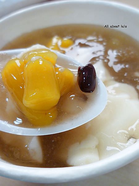 鹿港 鹿鼎紀三色湯圓 好大的三角窗 賣豆花 嫩仙草 連竹筍包都有