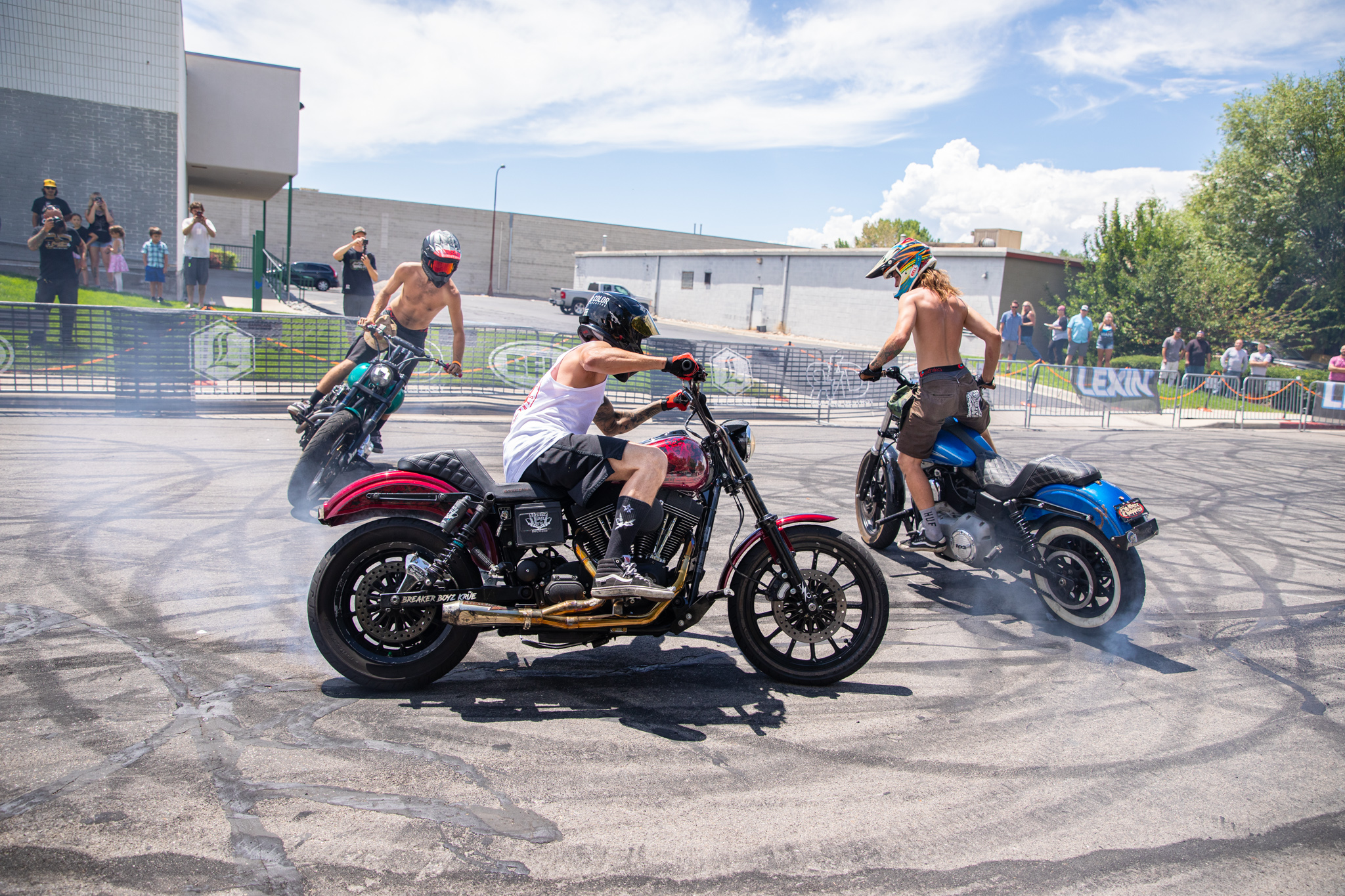  RIDING WHEELIES ON A 1000LB BAGGER UNKNOWN INDUSTRIES