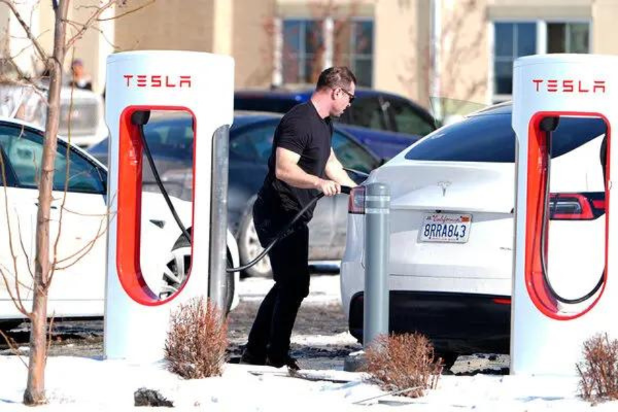 Why Teslas and Other Electric Vehicles Have Problems In Cold Weather